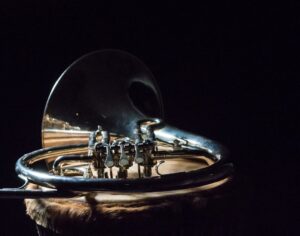 Close-up van een glanzende sousafoon met zichtbare ventielen